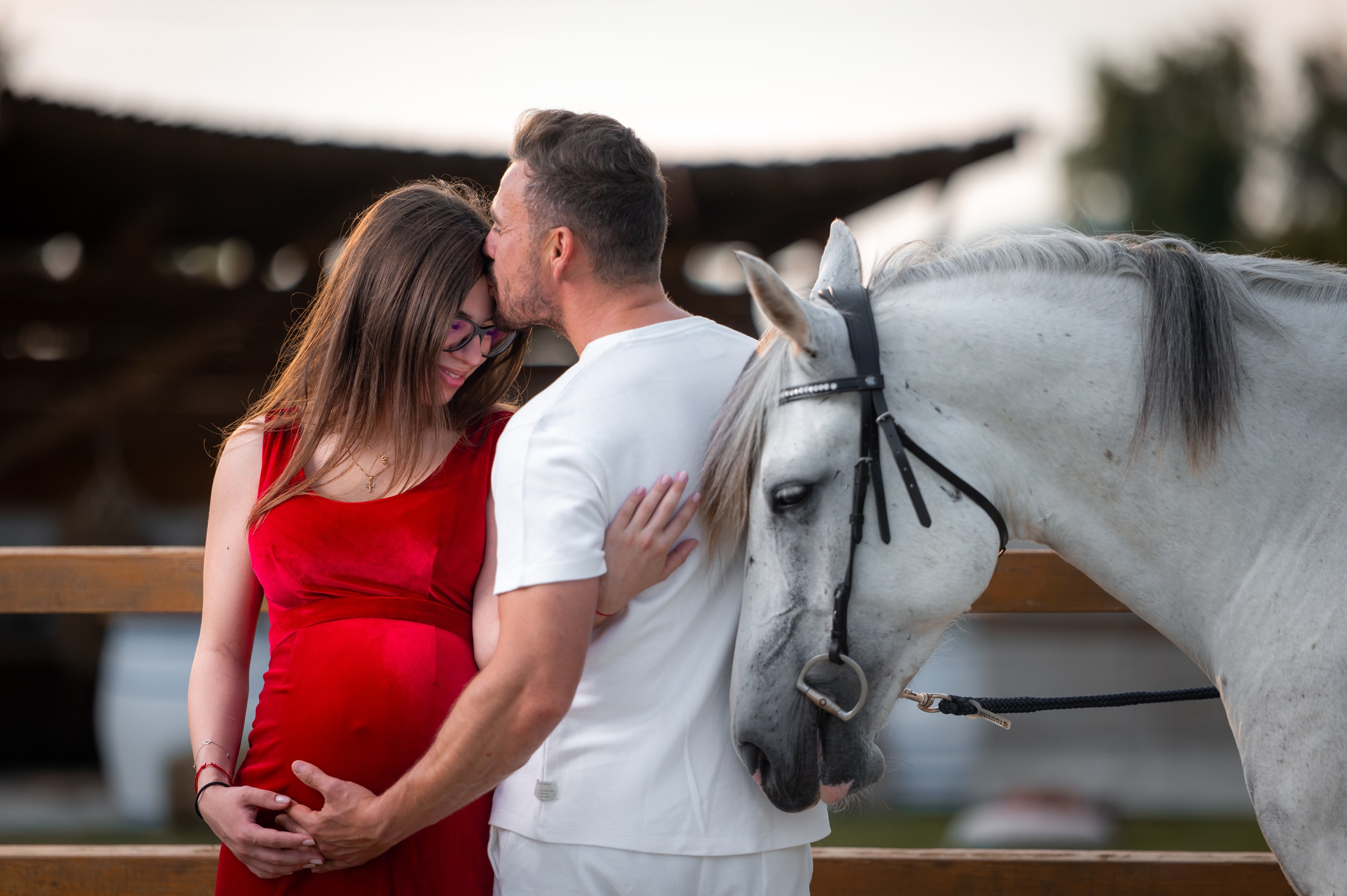 Cuplu în așteptarea unui copil, fotografiat lângă cal, la Gallop.